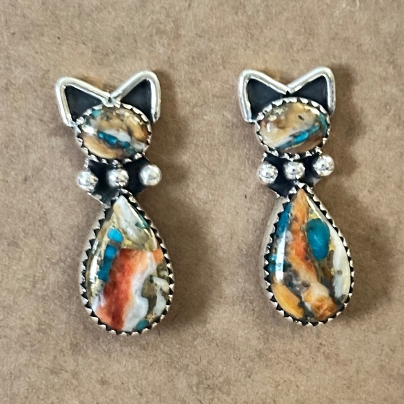 Kingman Jewelry - 925 SS, Spiny Oyster Copper Turquoise cat dangle earrings NWOT
